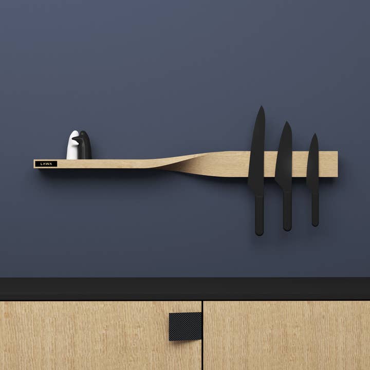 Étagère Twist - planche magnétique à couteaux en chêne massif pour la vente par Lawa Design