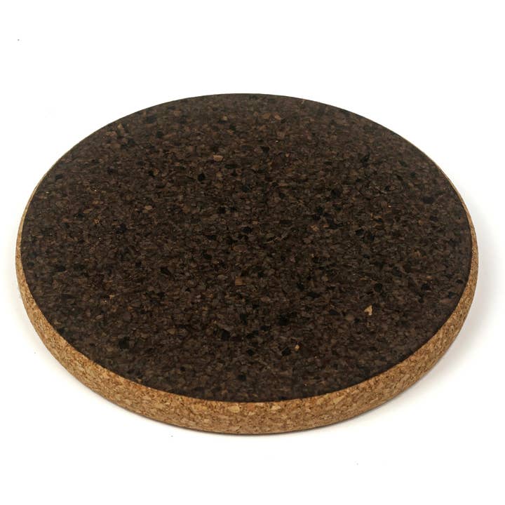 Coussin chaud rond en liège foncé ELBE pour la vente par Grøn Home