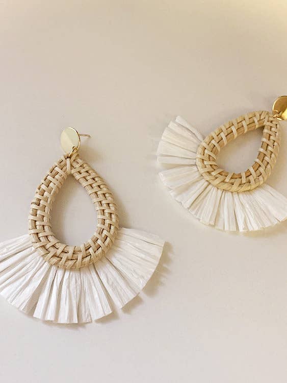 Orecchini da vacanza in rattan con nappine smerlate DPJE1716 per la vendita all'ingrosso da parte di Dipped Shop