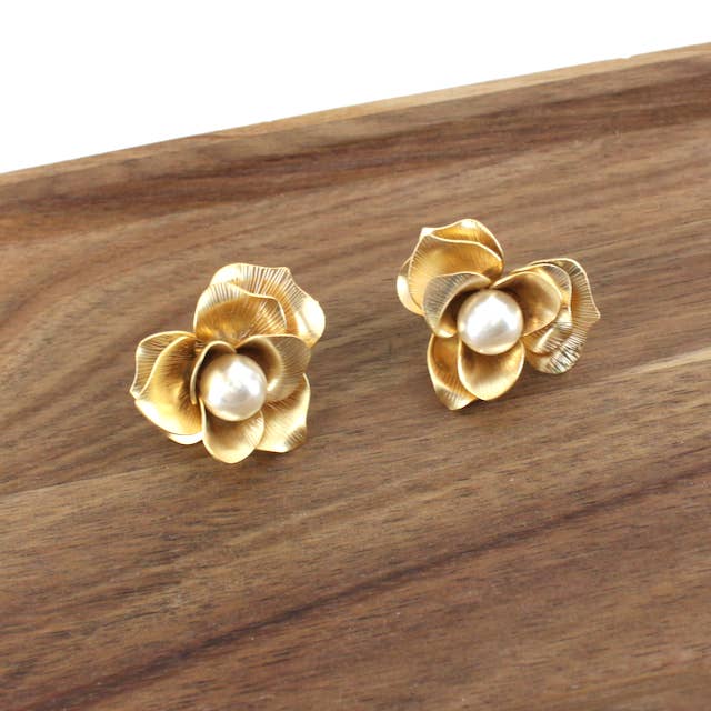 E25408 Pearl in Flower Post Earrings for wholesale by Pretty Persuasions