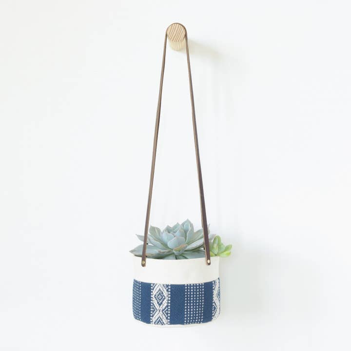 Jardinière suspendue moyenne en toile naturelle | Indigo pour la vente par Good Company Wares