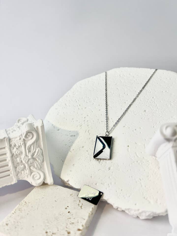 Stainless steel necklace with openable locket for wholesale by COSMOS