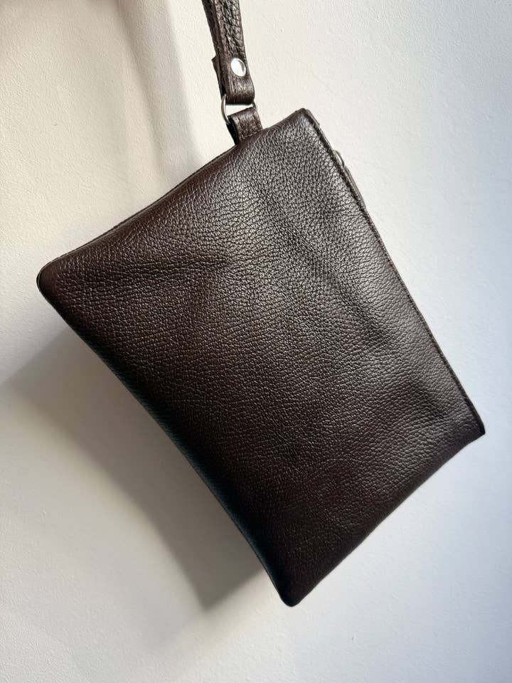 Borsa Necessaire in Pelle Marrone Fatta a Mano con Cerniera per la vendita all'ingrosso da parte di Christina Christi