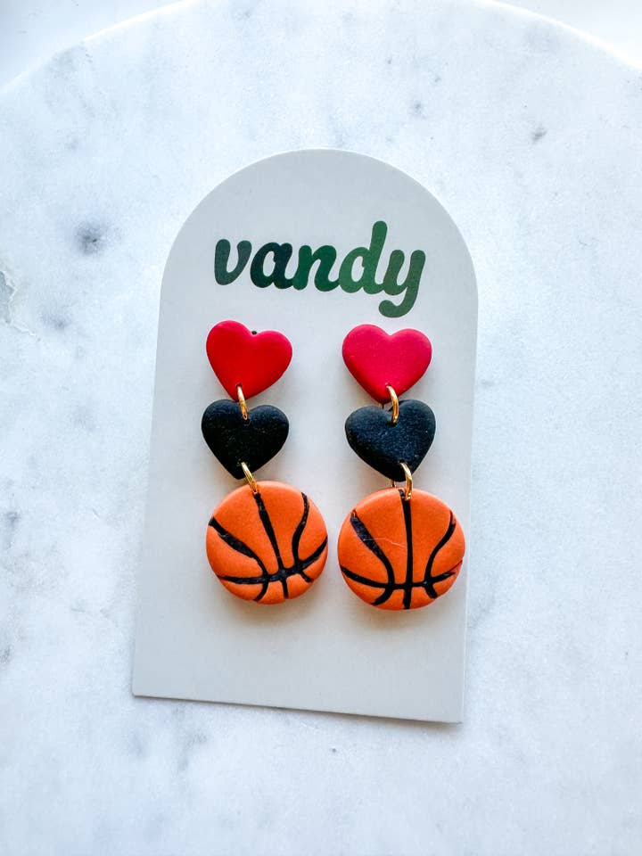 Boucles d'oreilles pendantes personnalisées en forme de cœur et de boule, couleur de l'équipe de basket-ball pour la vente par Vandy Visuals Shop