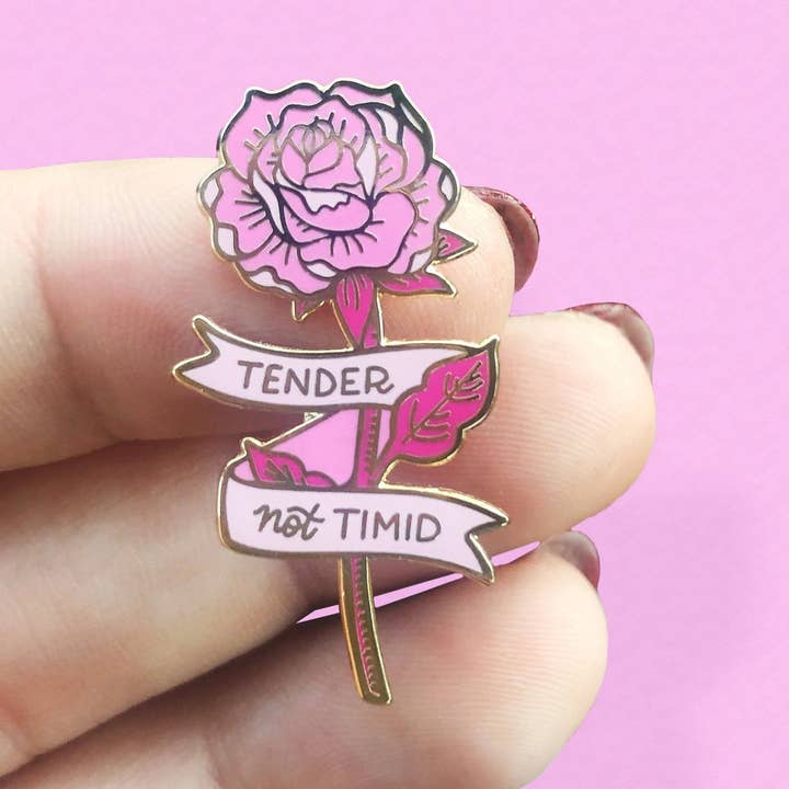 Épingle en émail rose tendre pas timide pour la vente par A Fink & Ink