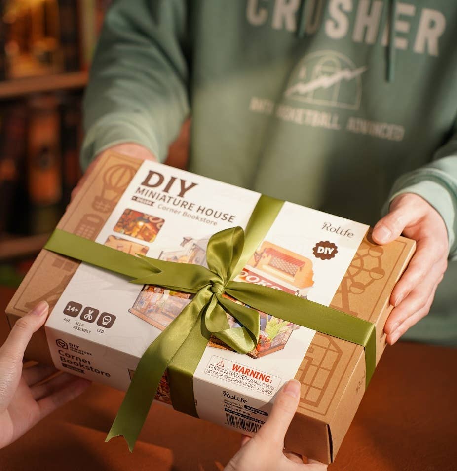 Robotime – Großhandel Bastelset – DG164 Corner Bookstore Rolife Miniaturhaus-Set zum Selbermachen6