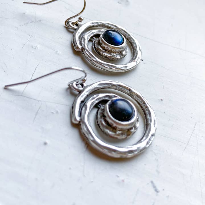Yugen Handmade - Vente Boucles d'oreilles pendantes - Boucles d'oreilles pendantes en spirale de la voie lactée avec labradorite