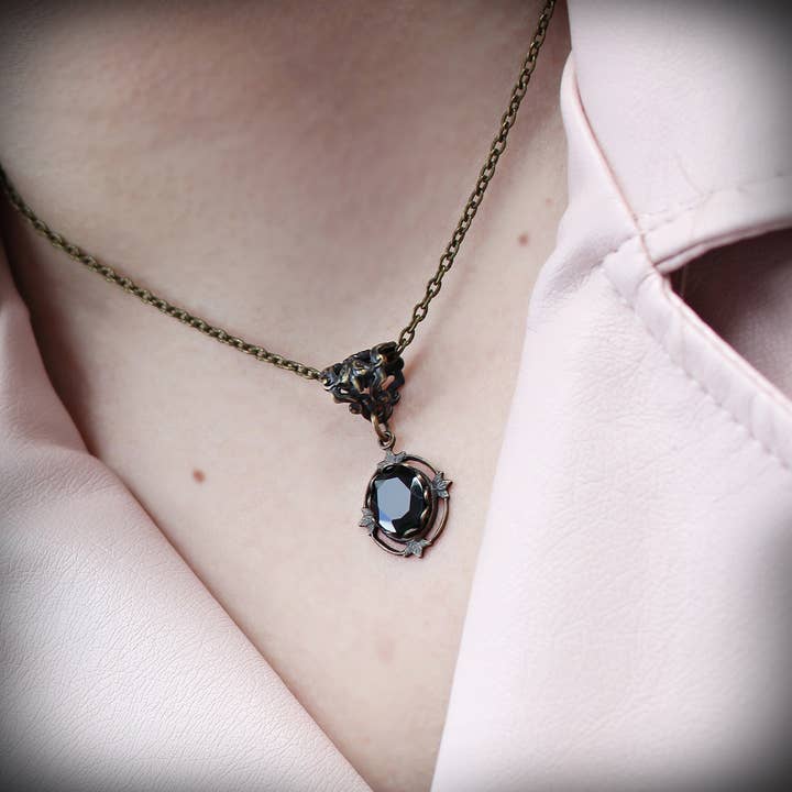 Petit collier en onyx noir facetté style vintage pour la vente par Circa 1890