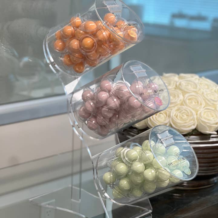 Contenedor acrílico de 3 niveles para muestreo y venta al por menor, 150 Bombs y otras tendencias de Resultados para mimosa al por mayor. Devoluciones gratuitas y condiciones de pago a 60 días en Faire en Faire.