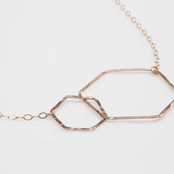 Collier Hexagone pour la vente par Forge + Fire