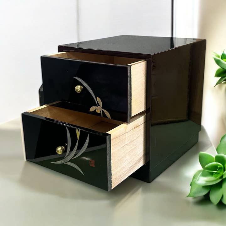 Boîte à deux niveaux en laque d'Aizu par Raikou – Artisanat japonais exquis pour la vente par Valley Edge Digital