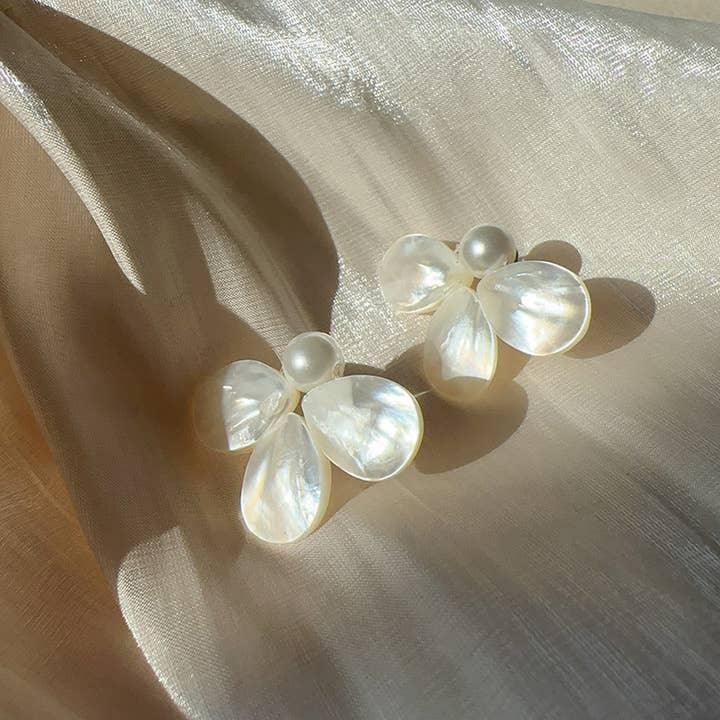 White SIMPLE CLOVER URBAN COOL EARRINGS_CWAJE1709 for wholesale on Faire