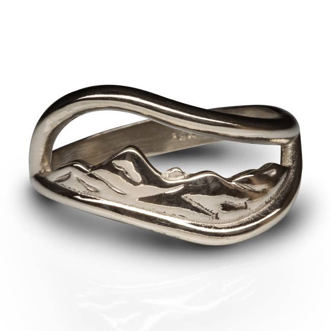 L'anello della montagna di Jess per la vendita all'ingrosso da parte di Marina Kessler Jewelry