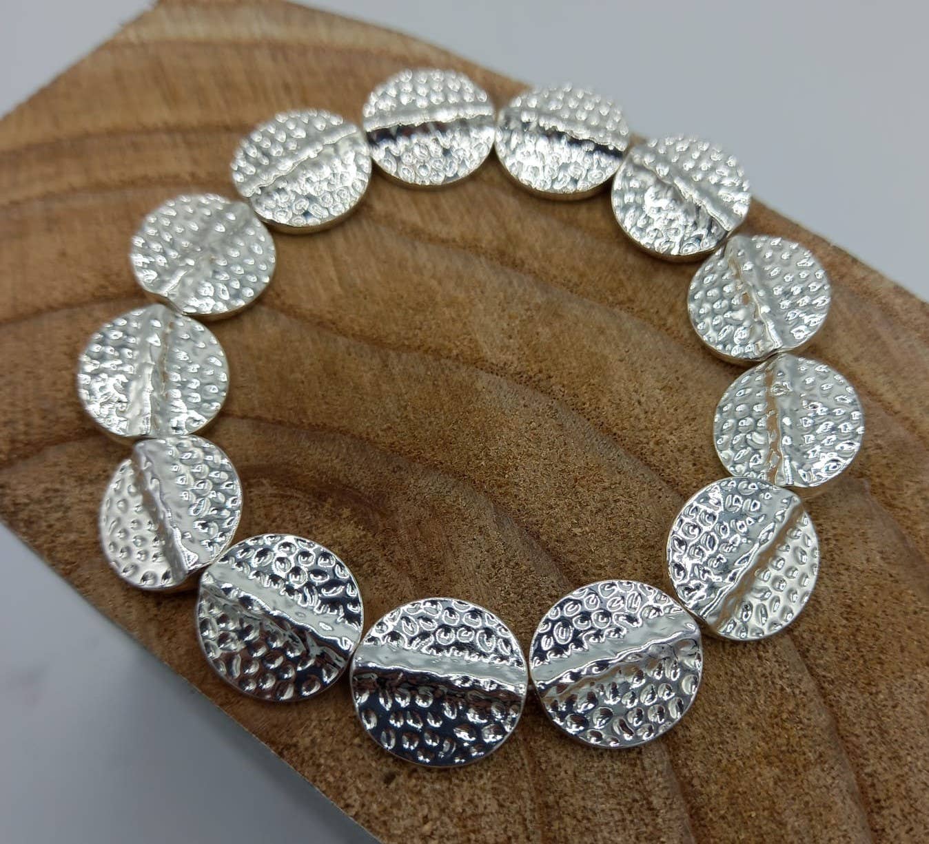 Jess & Lou – Großhandel Perlenarmband – Stretcharmband mit silbernen, zerschlagenen Scheiben BR164SIL1