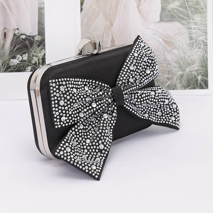 3AM BY H&D ACCESSORIES – Engroshandel Clutch - Dame – Clutch i hårdt nylon etui med rhinsten og sløjfe1