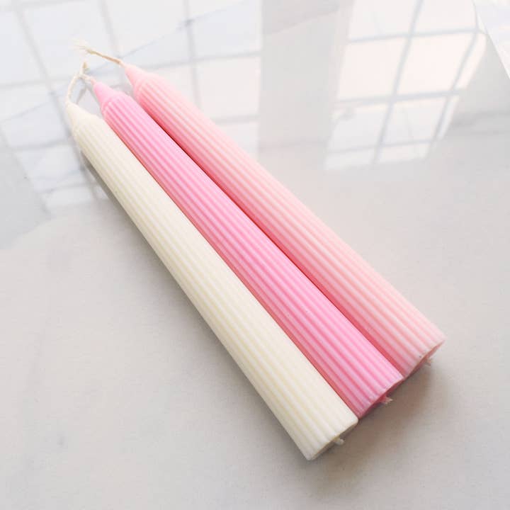 Velas en forma de pilar con estrías rosas y crema para venta al por mayor de Marigold Charms