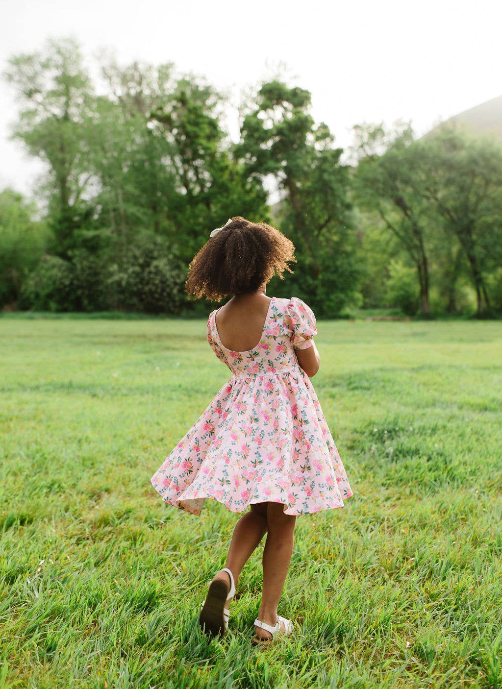 Ollie Jay – wholesale Klänning – Barn – Puffklänning i Peach Bouquet | Flickors Snurrklänning17