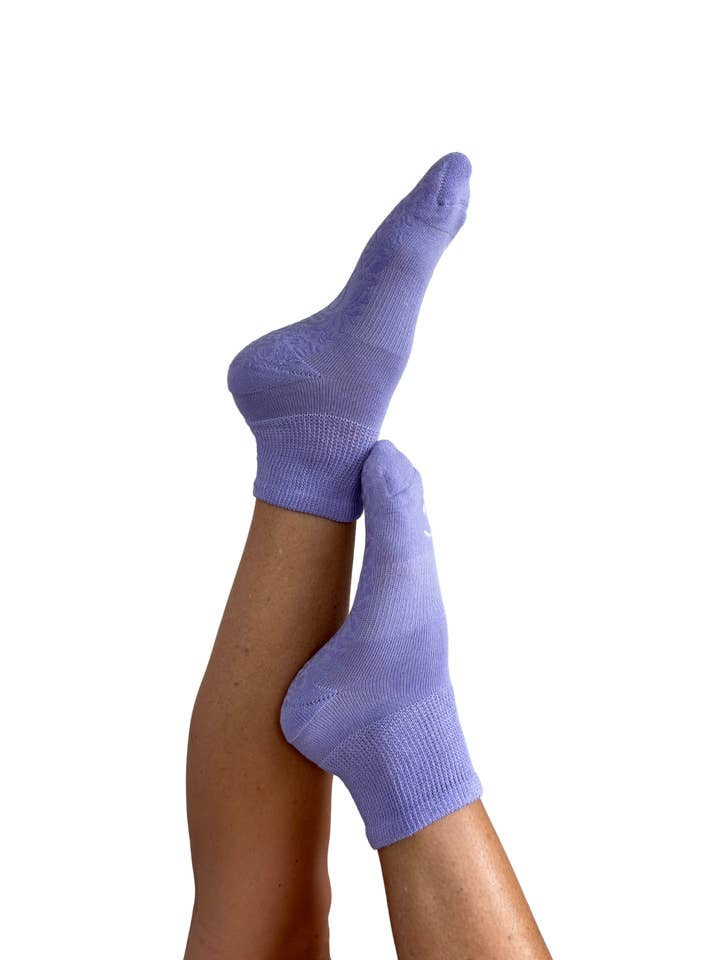 GSOXS - Wholesale Socks - Unisex - Silver Infused Therapeutic Grip Socks (20 Pack+ Stand)2