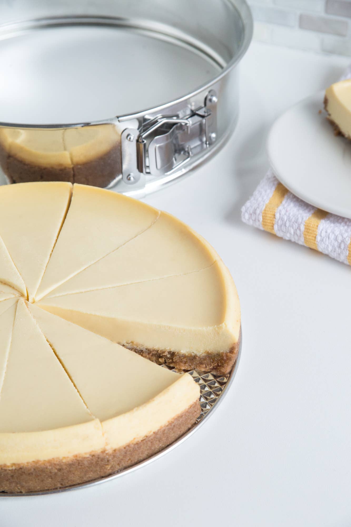 Fox Run Brands - Wholesale Cake Pan - Fox Run Springform Pan, Tin-Plated Steel, 9"2