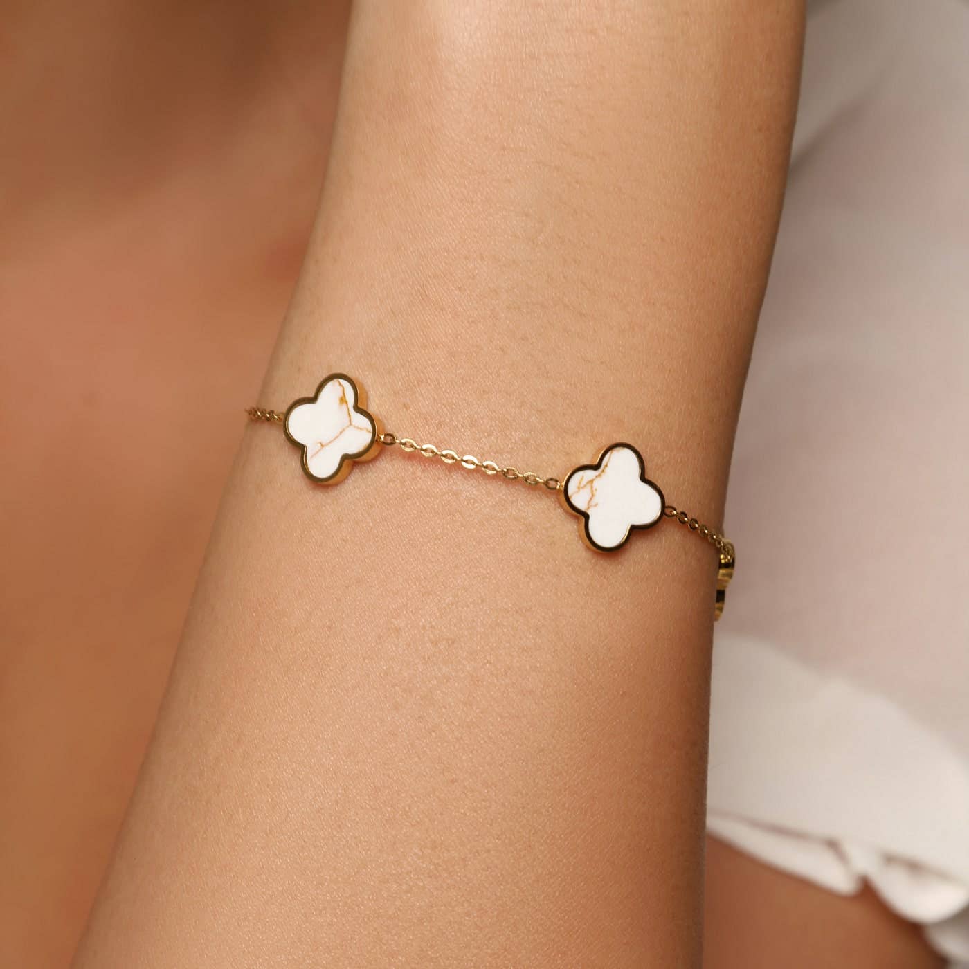 Schmuckgroßhandel - Wholesale Charm/Dangle Bracelet - White Gold Clover Bracelet | 18K Gold Plated1