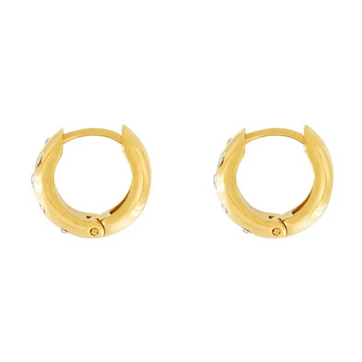 Joy Waterproof Clear CZ Huggie Earring 18K Gold Plating for engroshandel hos Dansk Copenhagen