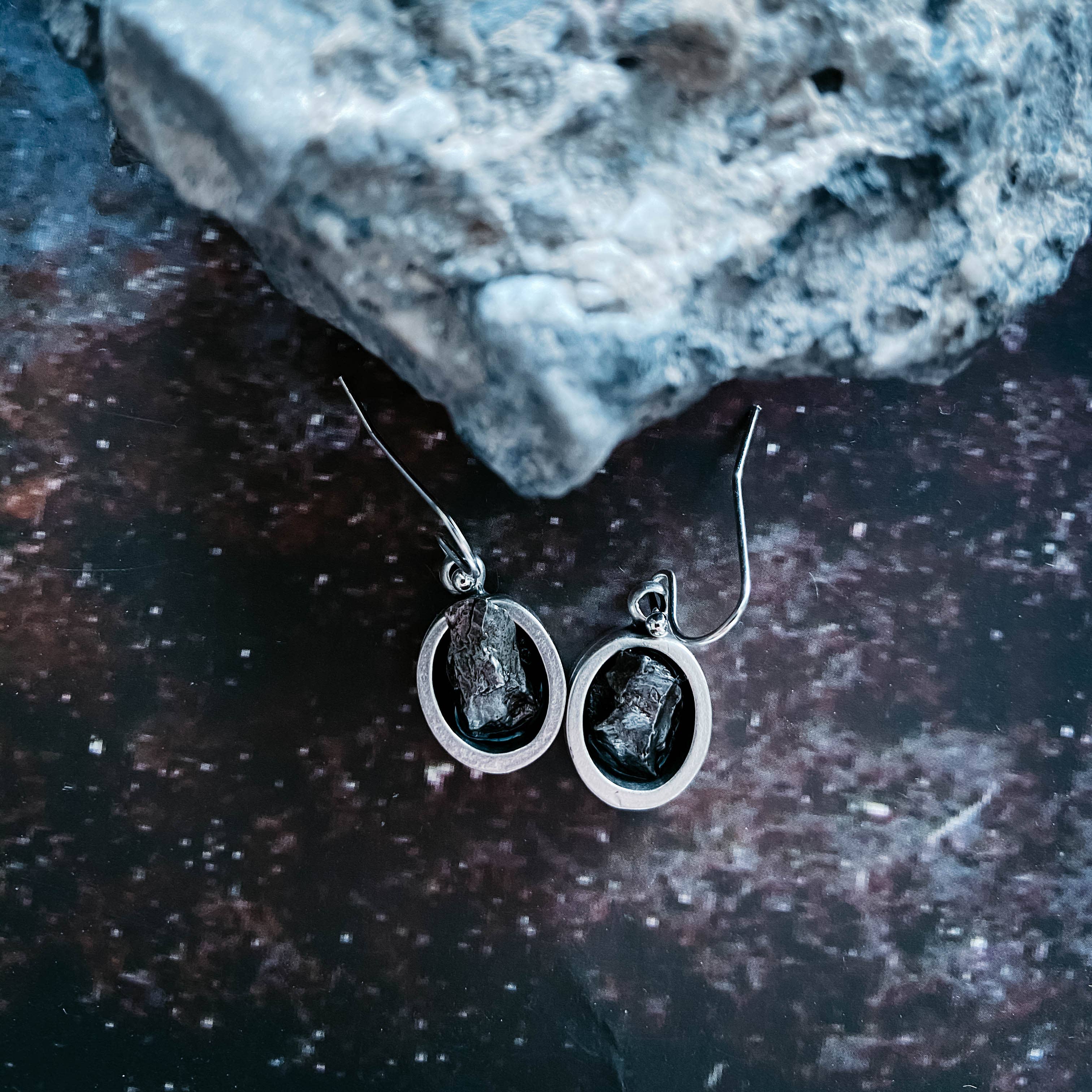 Yugen Handmade - Vente Boucles d'oreilles pendantes - Boucles d'oreilles pendantes ovales en argent avec météorite brute authentique6