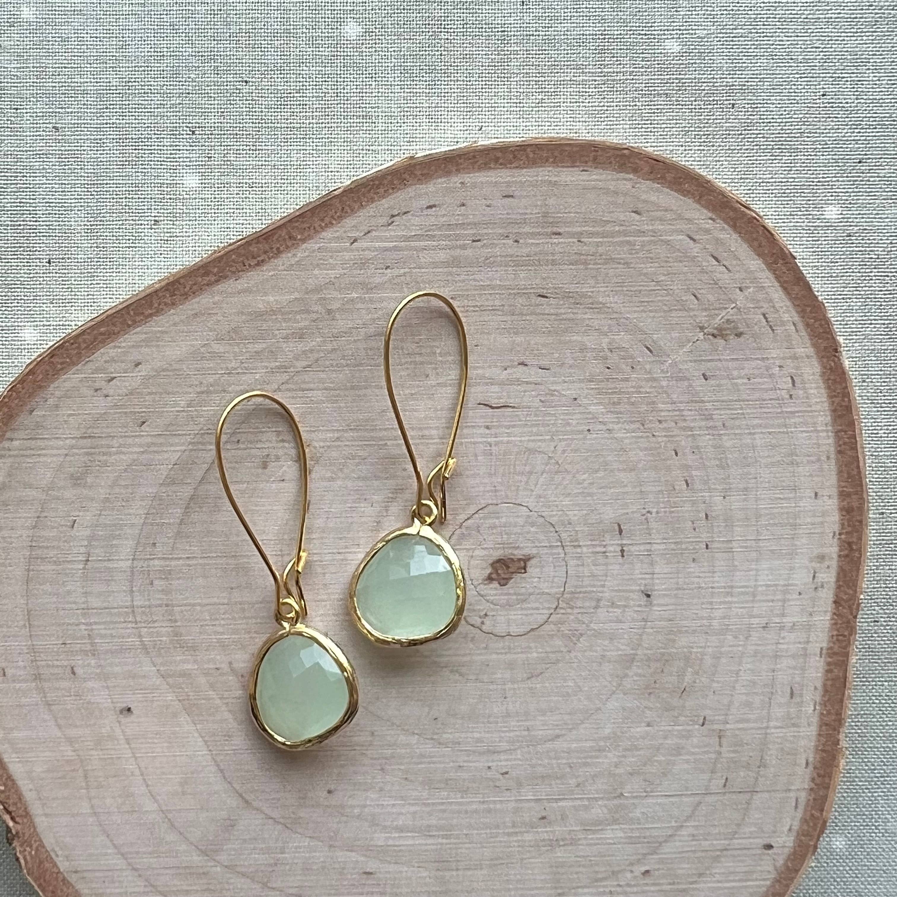 Dana Herbert – wholesale Hängande örhängen – Guld Jane Bezel glas Korta dinglande örhängen8