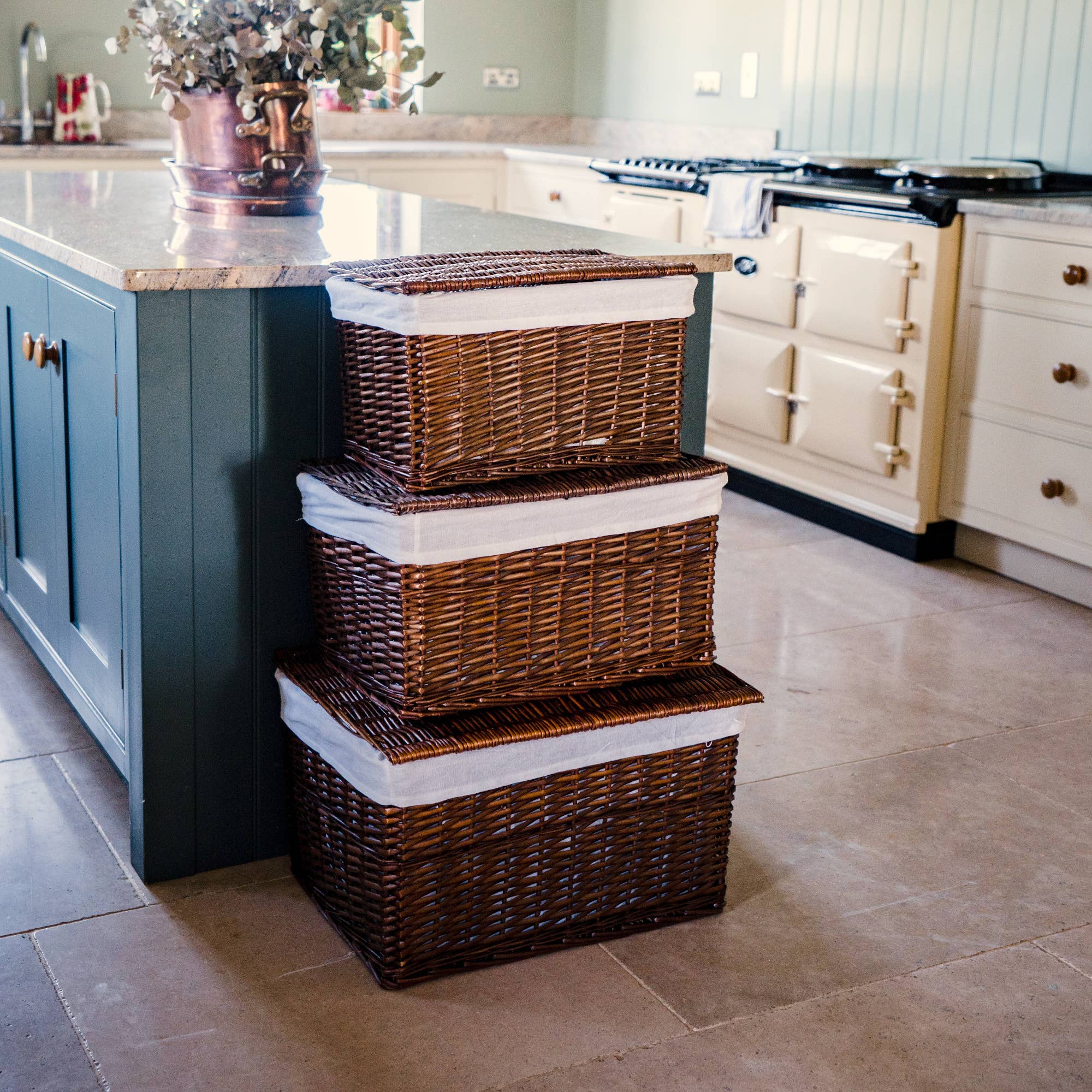 Arthur Cameron – wholesale Korg – Förvaringskorg i naturig pil med foder och lock