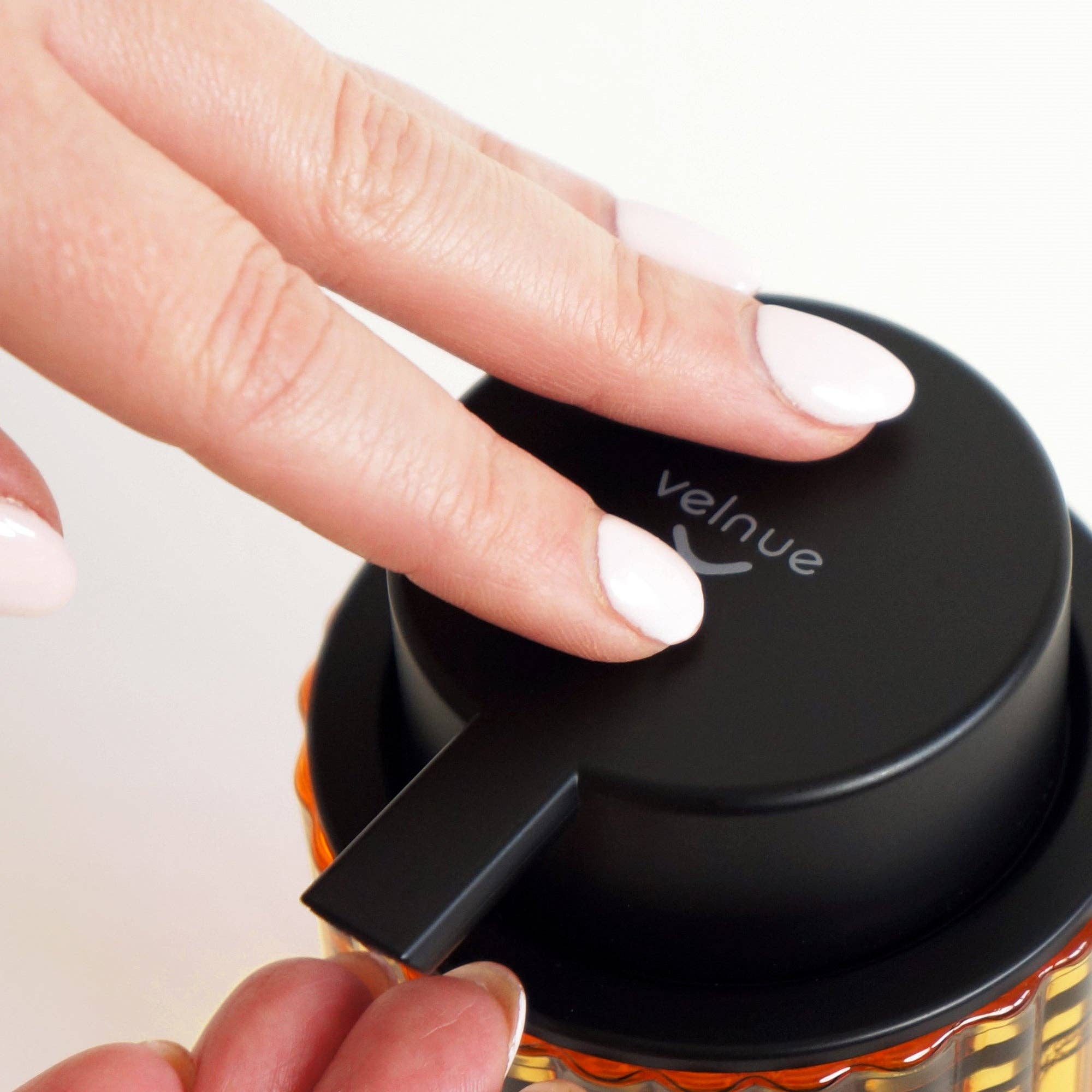 Velnue – wholesale Tvåldispenser – Väggmonterad skumbaserad tvåldispenser i bärnstensglas | Wave3