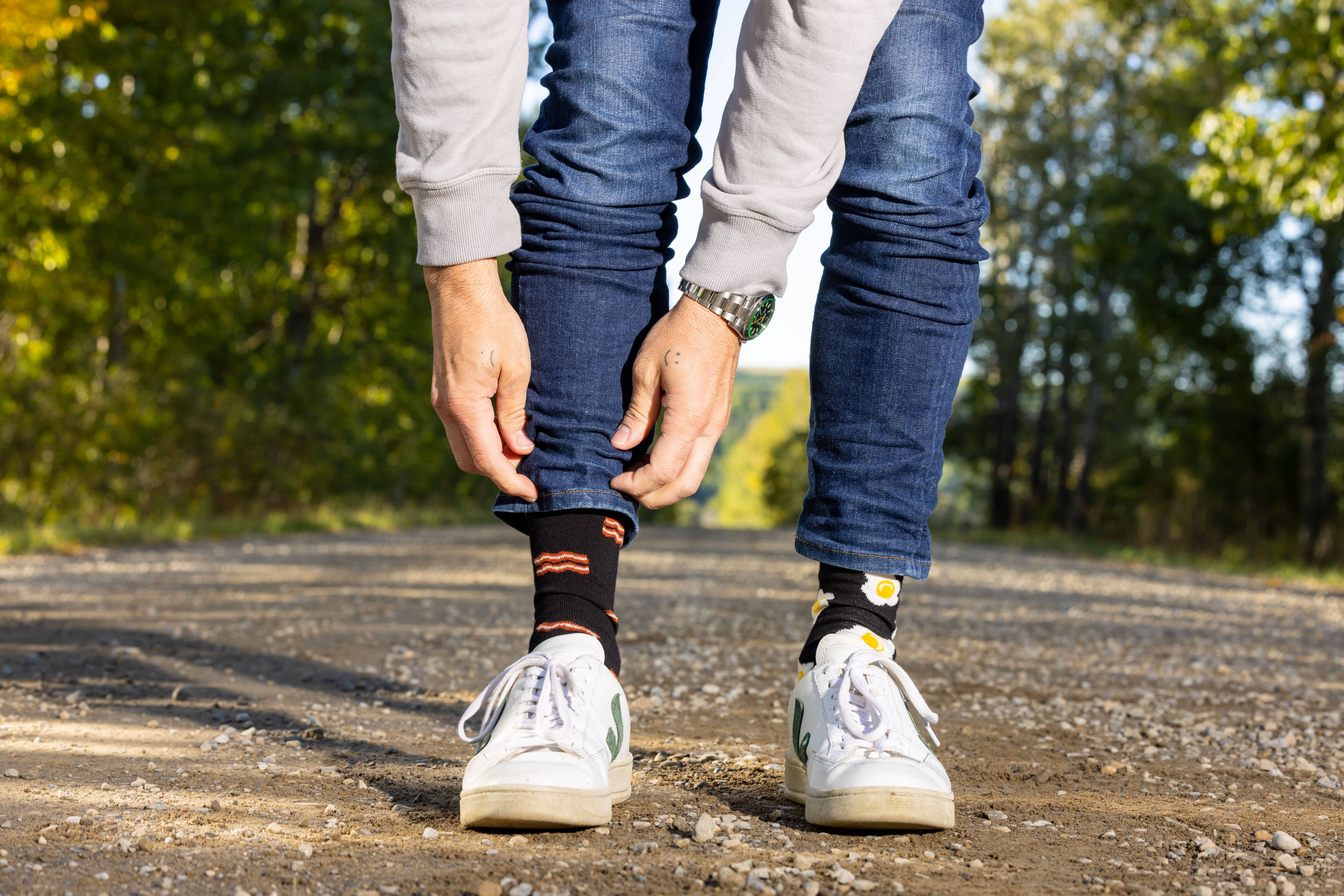 Friday Sock Co. - Vendita all'ingrosso Calzini - Uomo - Calze da uomo con design uova e bacon abbinate in modo diverso1