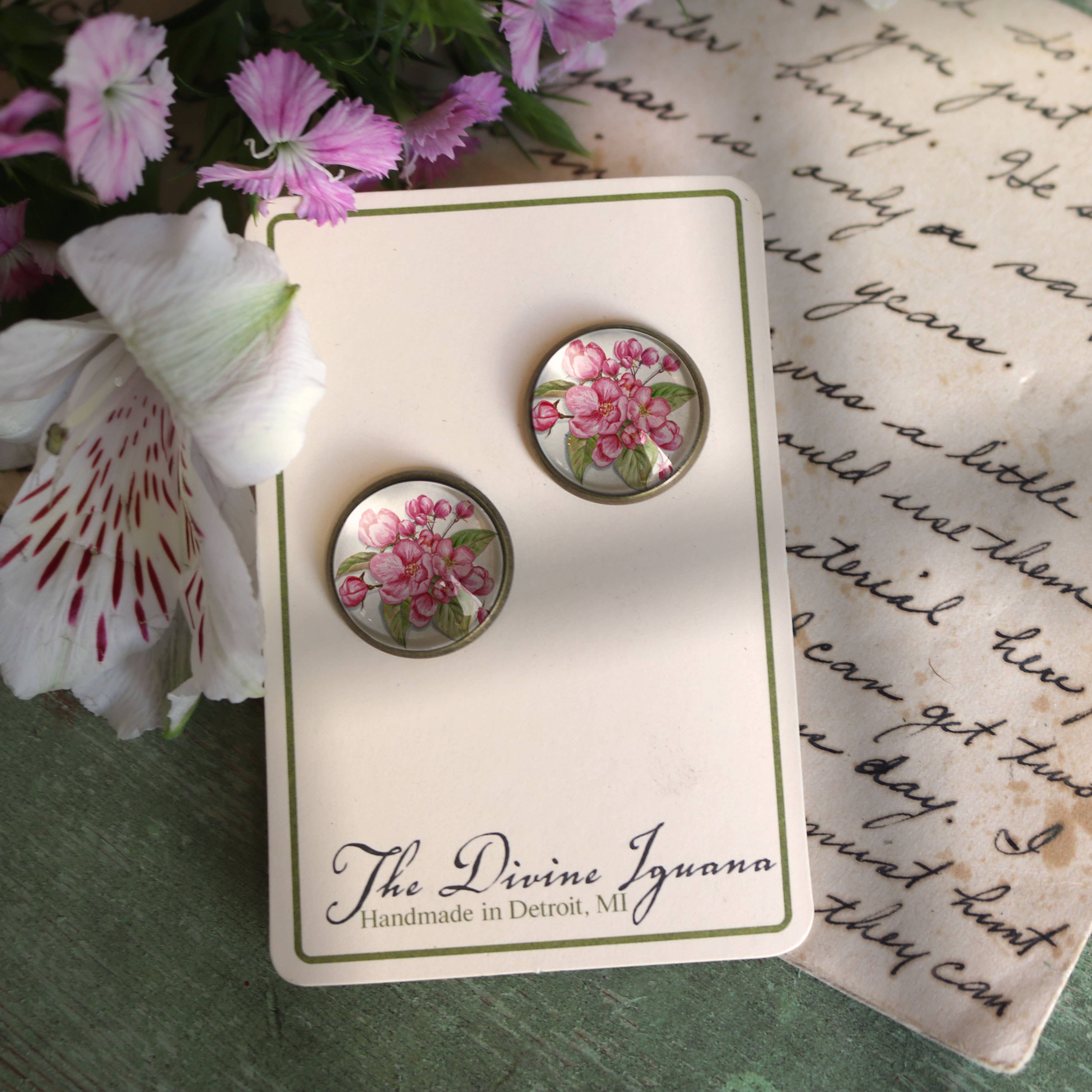 The Divine Iguana – wholesale Solitärörhängen – Cherry Blossom Cottage Core Stud örhängen1