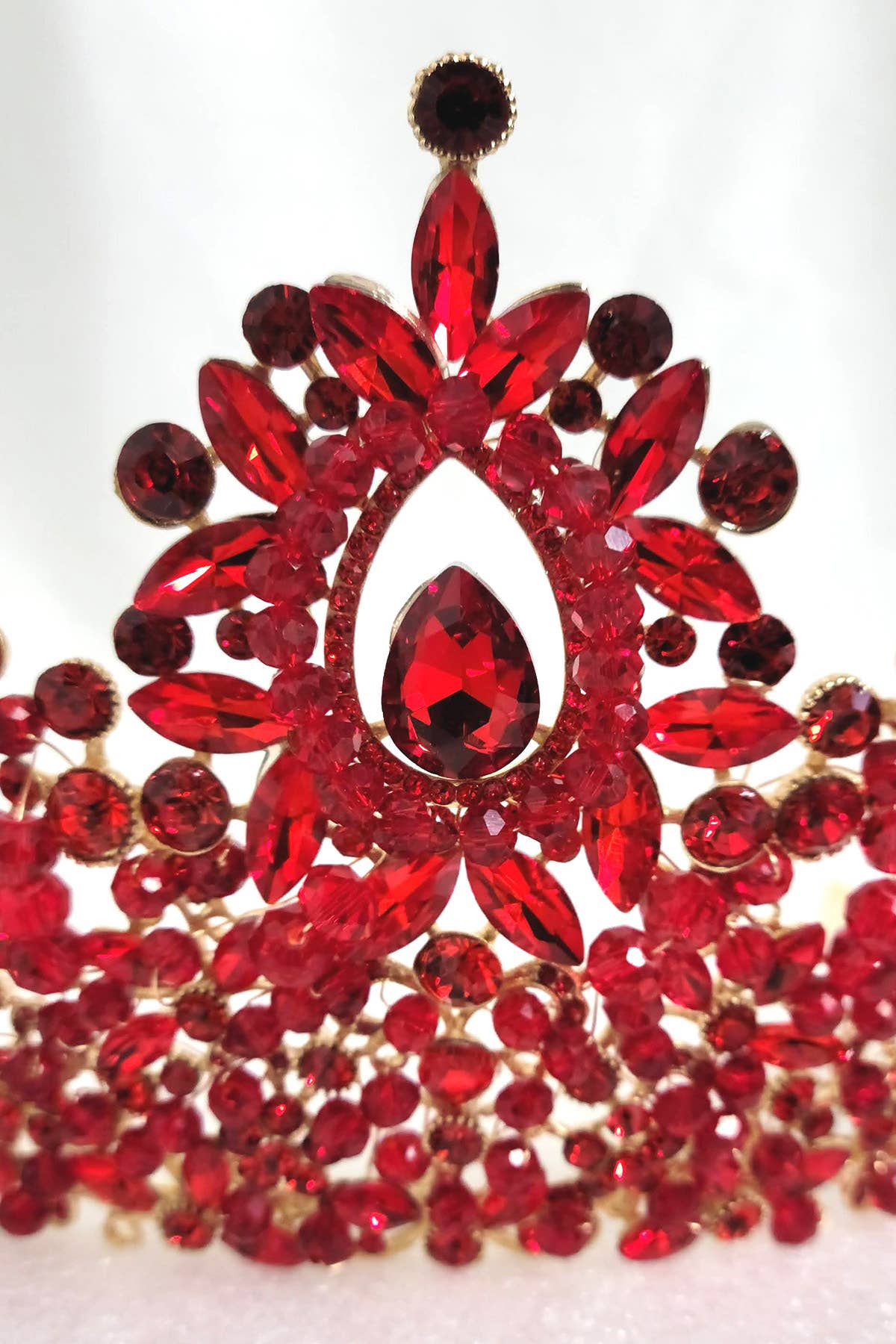 Chicas - Wholesale Tiara - Women's - Metal tiara with crystal balls and jewel rhinestones HT96230