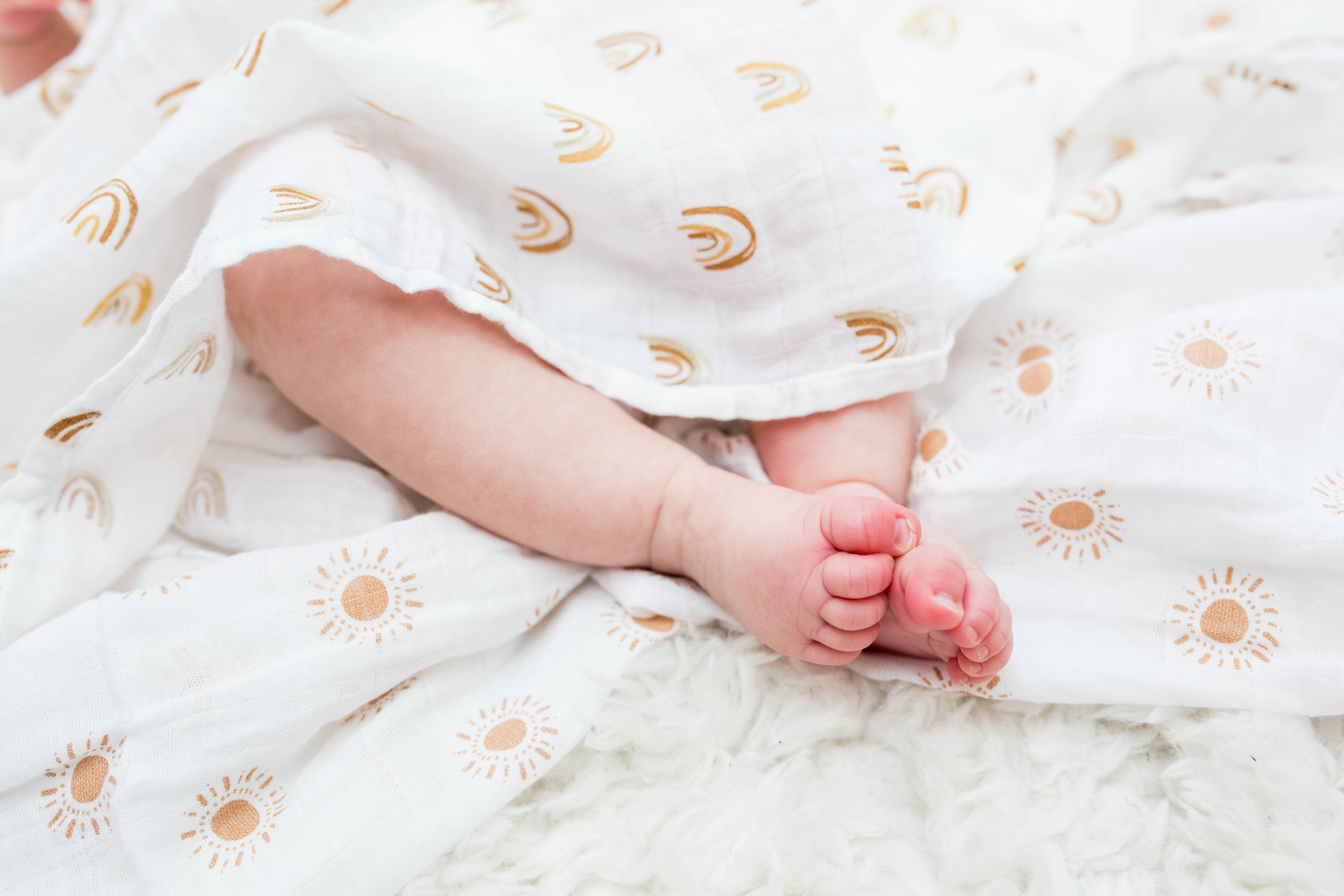 Lulujo Baby - Vente Lange – bébé - Lot de 2 couvertures d'emmaillotage en coton – Arc-en-ciel & Soleils7