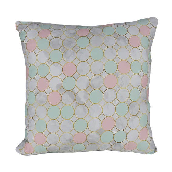 Coussin décoratif carré - ballons roses pour la vente par LITTLELUXURIES FOR KIDS