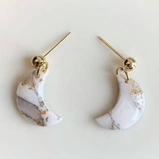 Elsa Mini Moon Sud oorbel in wit en goud voor wholesale door Kismet Klay