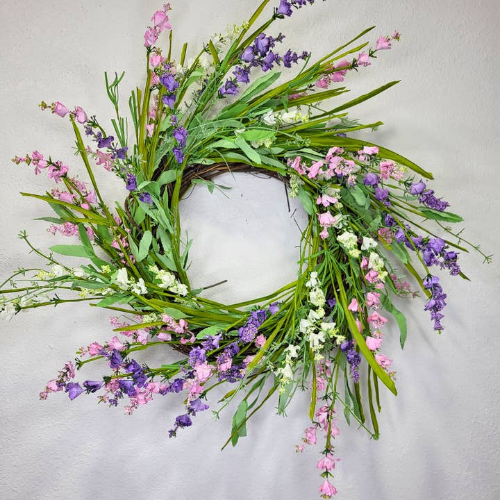 Vilde blomsterkrans for engroshandel hos An Array of Wreaths, LLC