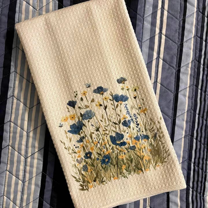 Torchon à vaisselle en tissu gaufré Blue Wildflowers & Bees pour la vente par Prairie Chicken Sticker Shop & Gifts
