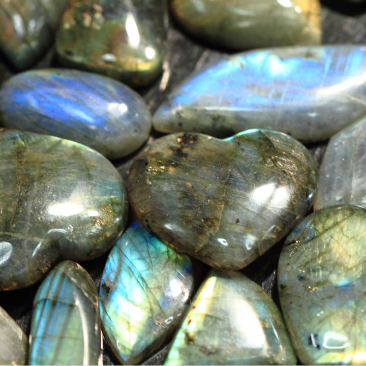 Labradorite burattata - Cristalli lucidi per la vendita all'ingrosso da parte di Liv Rocks