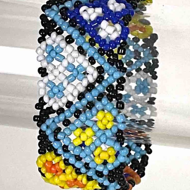 The Niger Bend – Großhandel Perlenarmband – Breites, gewebtes Perlenarmband mit kleinen Perlen und Blumenmuster - Togo