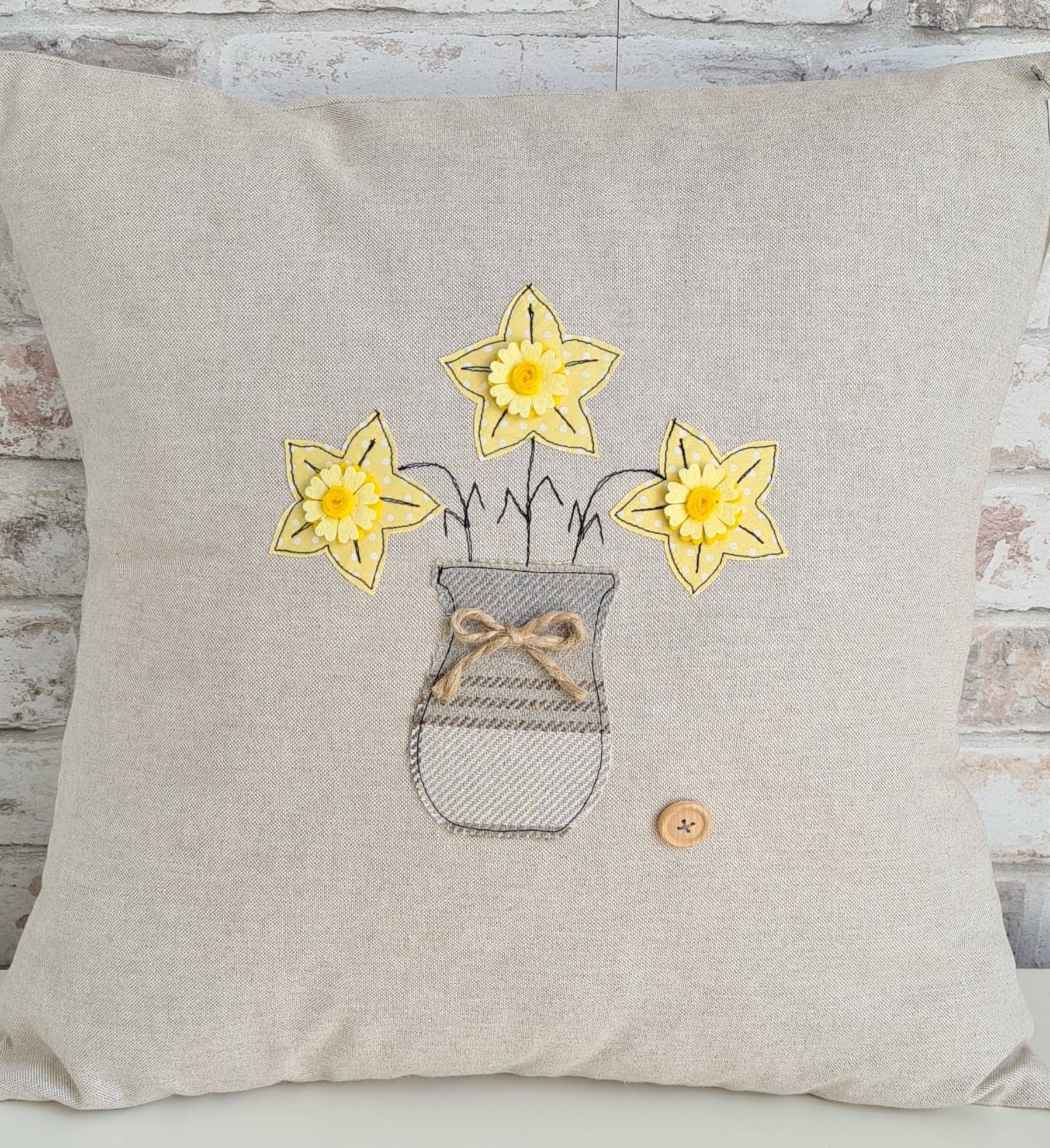 Sweet Williams - Wholesale Throw/Decorative Pillow - Square Cushion with Daffodil Vase0