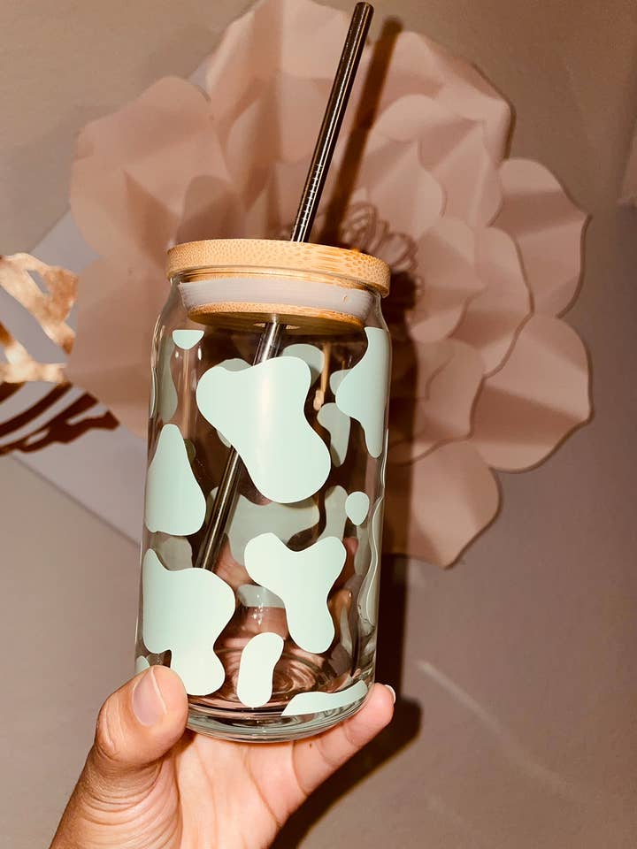 canette en verre à imprimé vache pour la vente par SeeTheWildflower