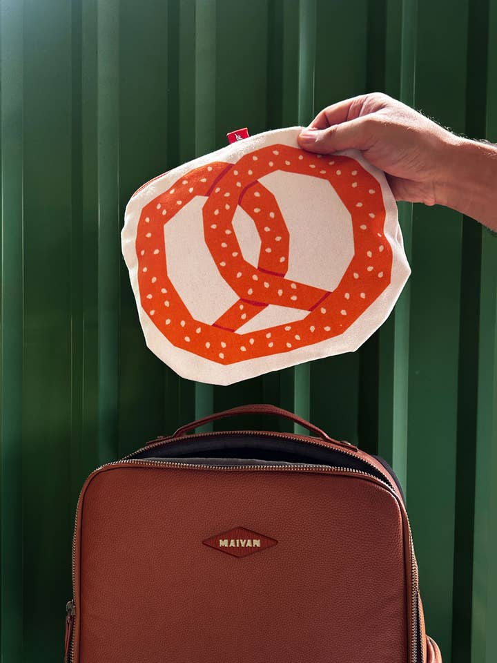 Trousse à fermeture éclair en toile de bretzel pour la vente par Maivan Goodies Co.