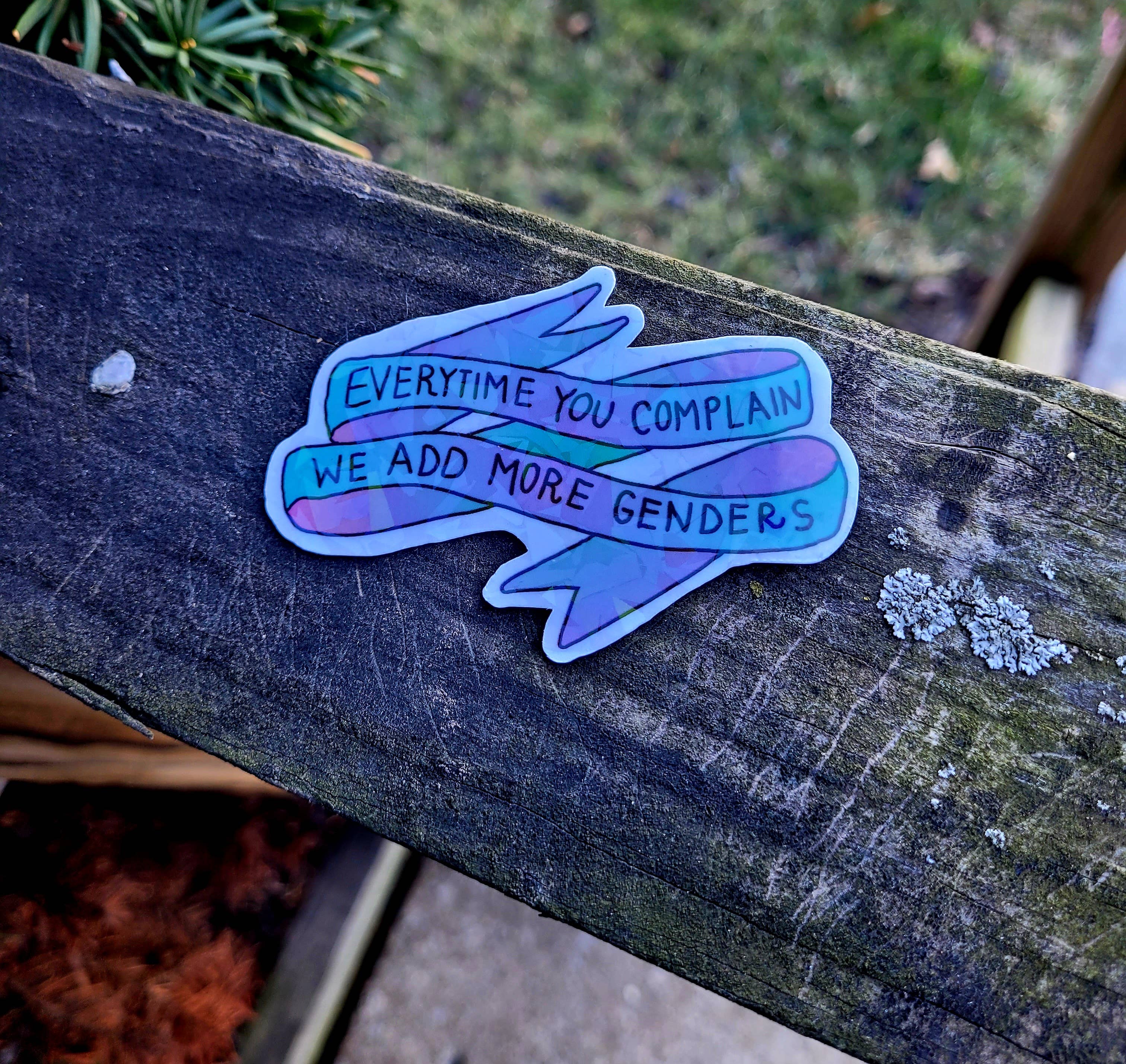 Femmearchist - Vente Autocollant - Autocollant « Chaque fois que vous vous plaignez, nous ajoutons plus de genre »2