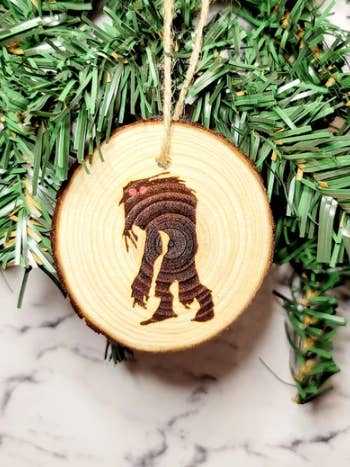 Ornement Cryptide Yéti Abominable, Ornement Bizarre pour la vente par The Dungeon Rose