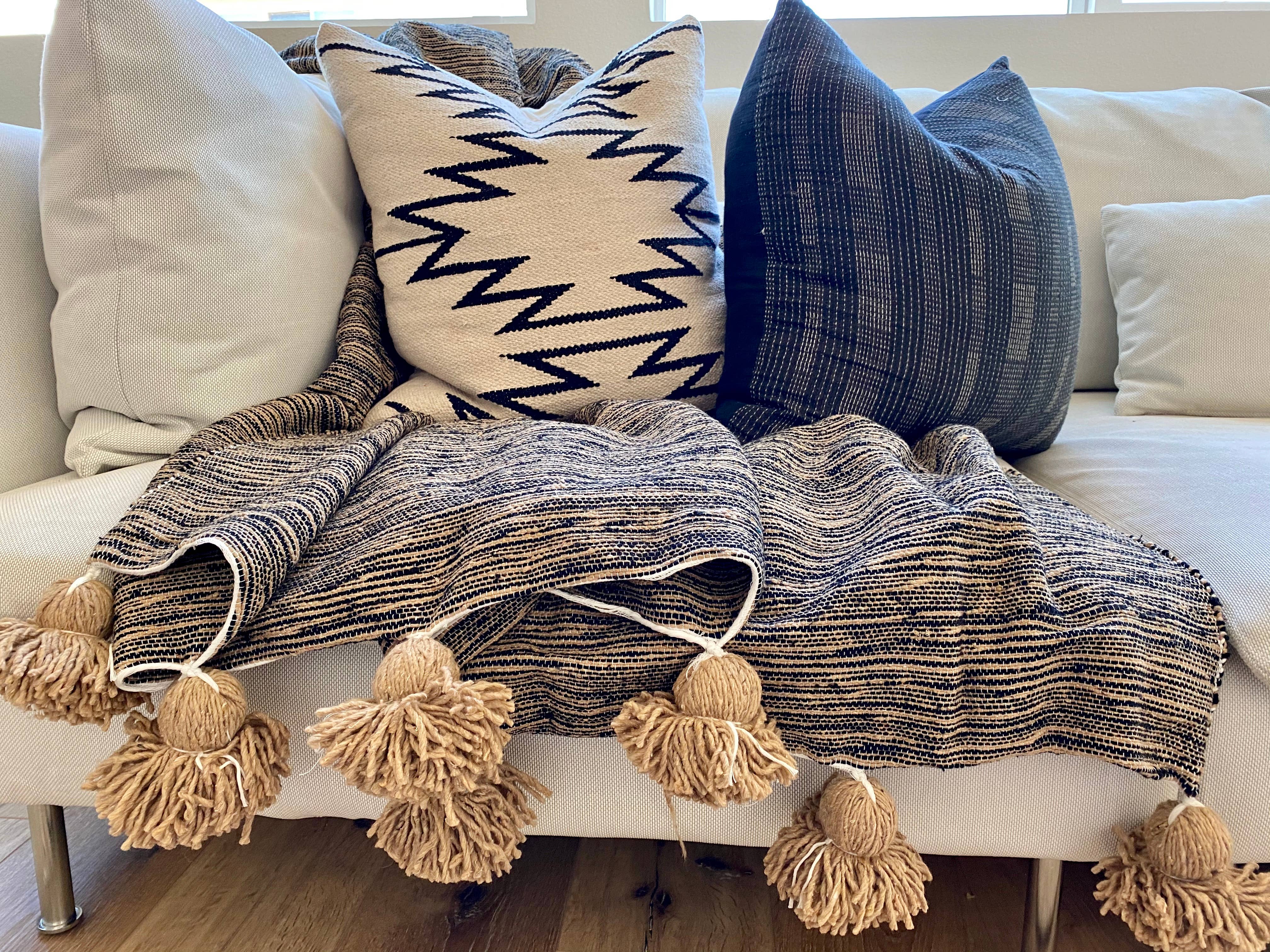 Eclectic Collective - Venta al por mayor Mantas de sofá - Manta de pompón en color marrón y negro5