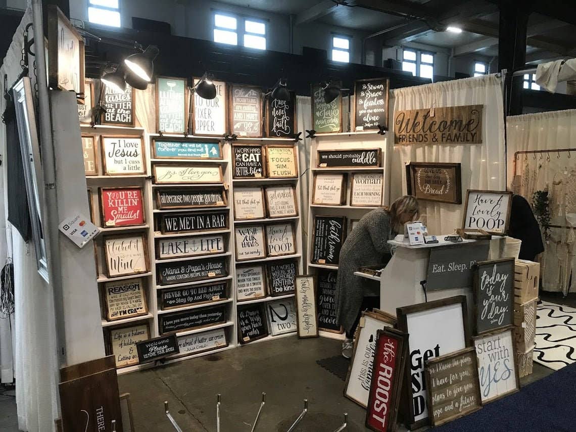 STRONG N FREE CDN – wholesale Graphic sweatshirt – Women’s – Boss Babe Sweatshirt | Teaching Sweatshirt4