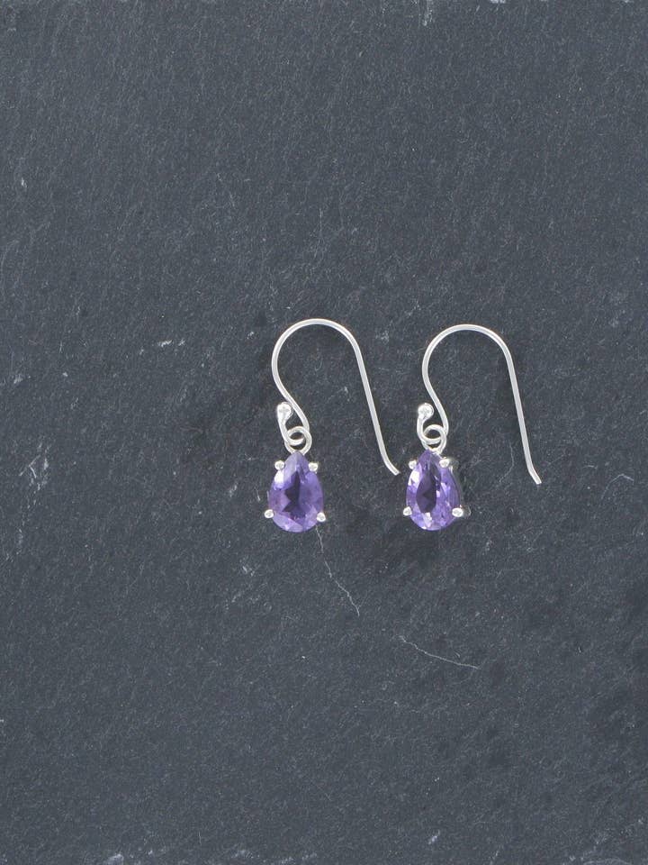 Örhänge i sterling silver med fasetterad droppformad ädelsten för wholesale av Siren Silver Ltd