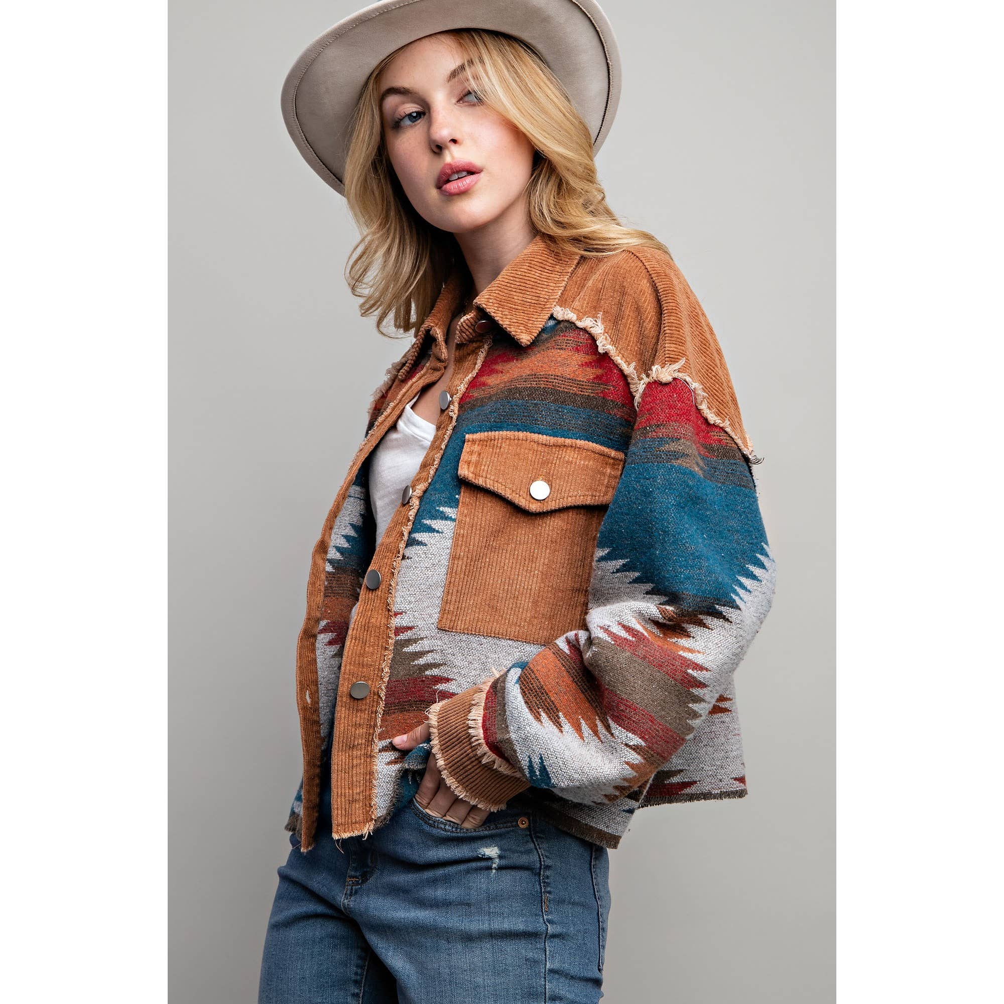 Sweet Generis – Großhandel Hemdjacke/Shacket – Damen – BUTTON-DOWN-HEMDJACKE IN BLOCKFARBEN MIT STAMMESMUSTER UND AZTEKISCHEM MUSTER5