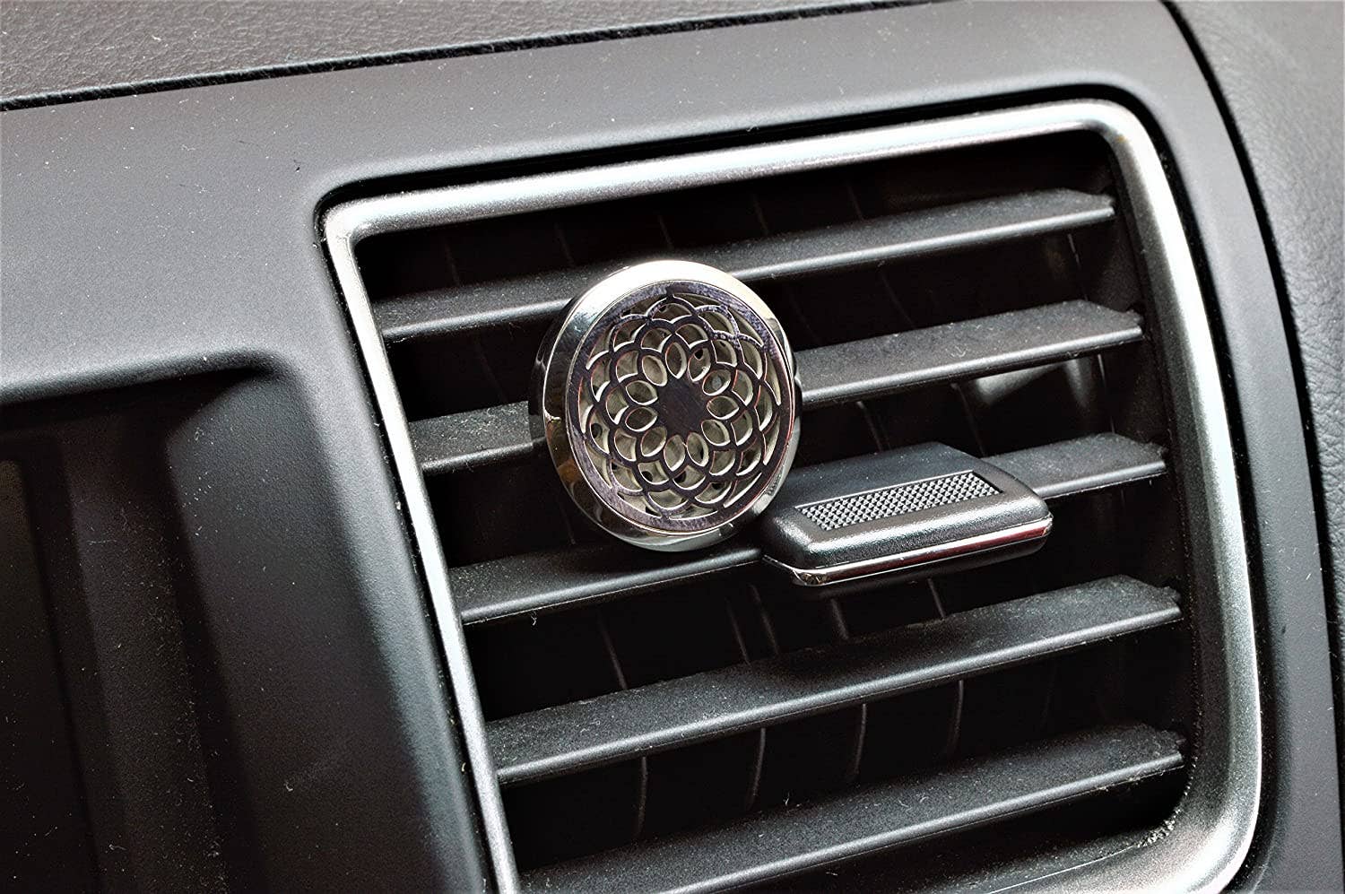 Wild Essentials - Wholesale Car Freshener - Unisex - Sunflower Car Vent Diffuser for Essential Oils1