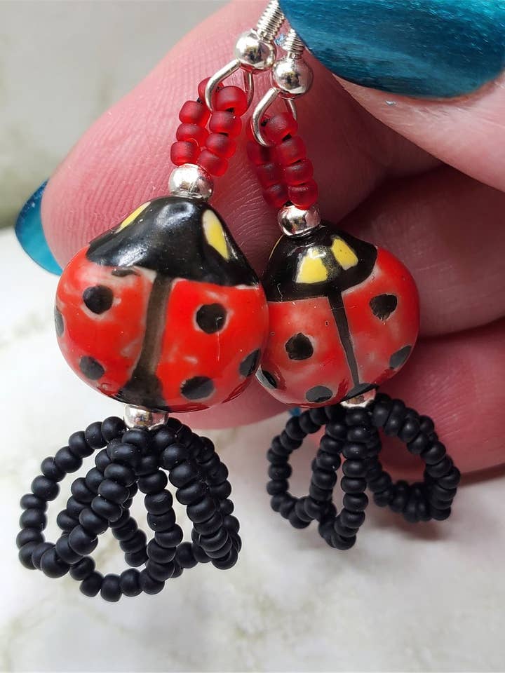 Pendientes de porcelana con forma de mariquita con forma de semilla negra mate para venta al por mayor de Simply Raevyn